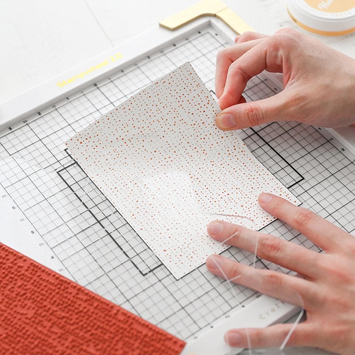 altenew-stampwheel-2-0-slimgrip-sticky-mat-klebematte-9x9 image 5