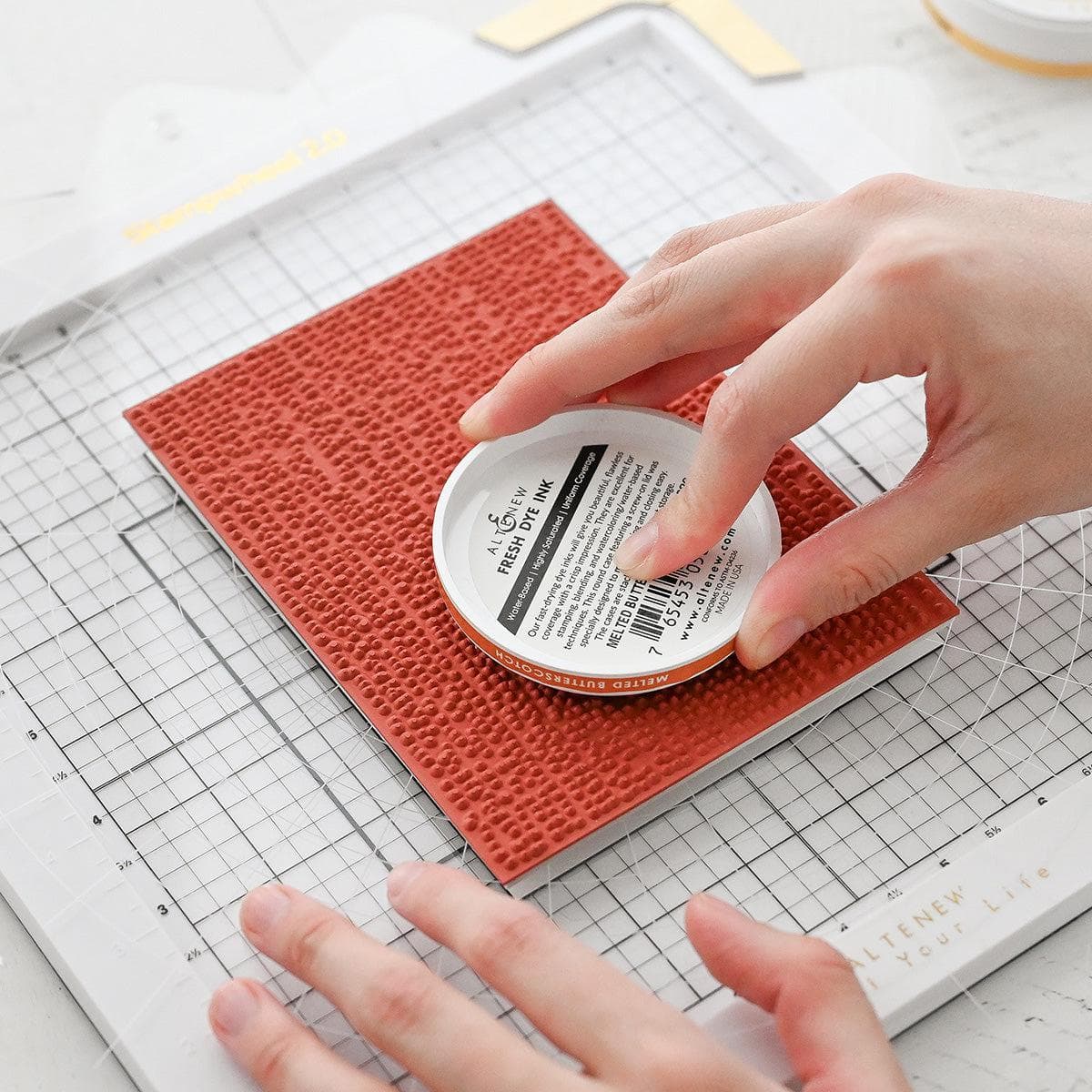 altenew-stampwheel-2-0-slimgrip-sticky-mat-klebematte-9x9 image 7